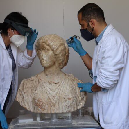 Il busto di una misteriosa donna di epoca romana sotto le lenti degli studiosi della soprintendenza di Reggio e Vibo